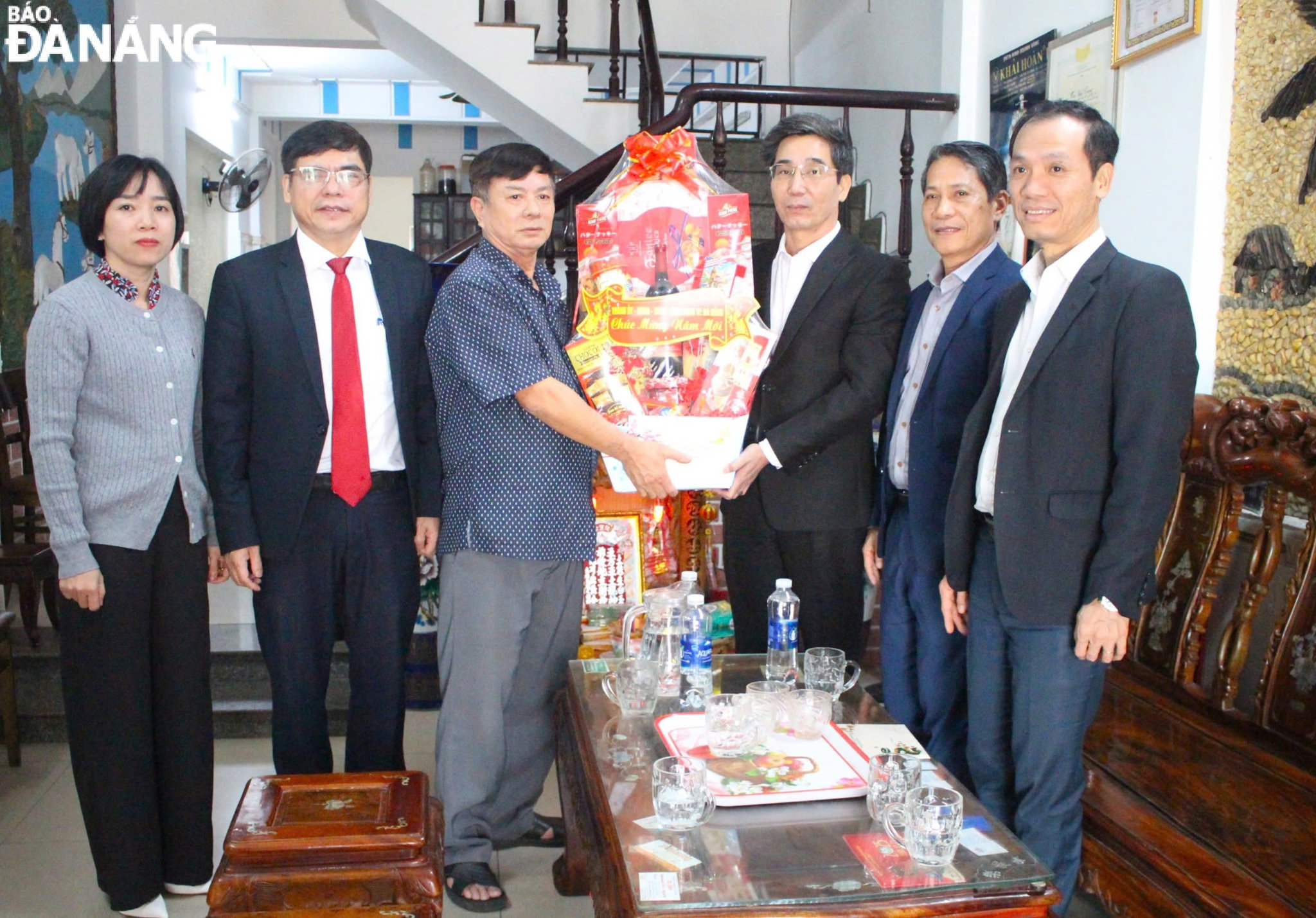 Phó Chủ tịch UBND thành phố Trần Chí Cường (thứ 3, bên phải sang) đến thăm, chúc Tết tại gia đình thương binh 1/3 Mai Văn Tung (SN 1956, trú quận Sơn Trà). Ảnh: N.Q