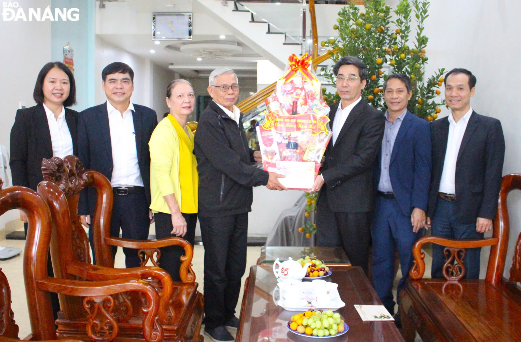 Phó Chủ tịch UBND thành phố Trần Chí Cường (thứ 3, bên phải sang) đến thăm, chúc Tết tại gia đình thương binh 4/4 Nguyễn Phô (SN 1949, trú quận Sơn Trà). Ảnh: N.Q