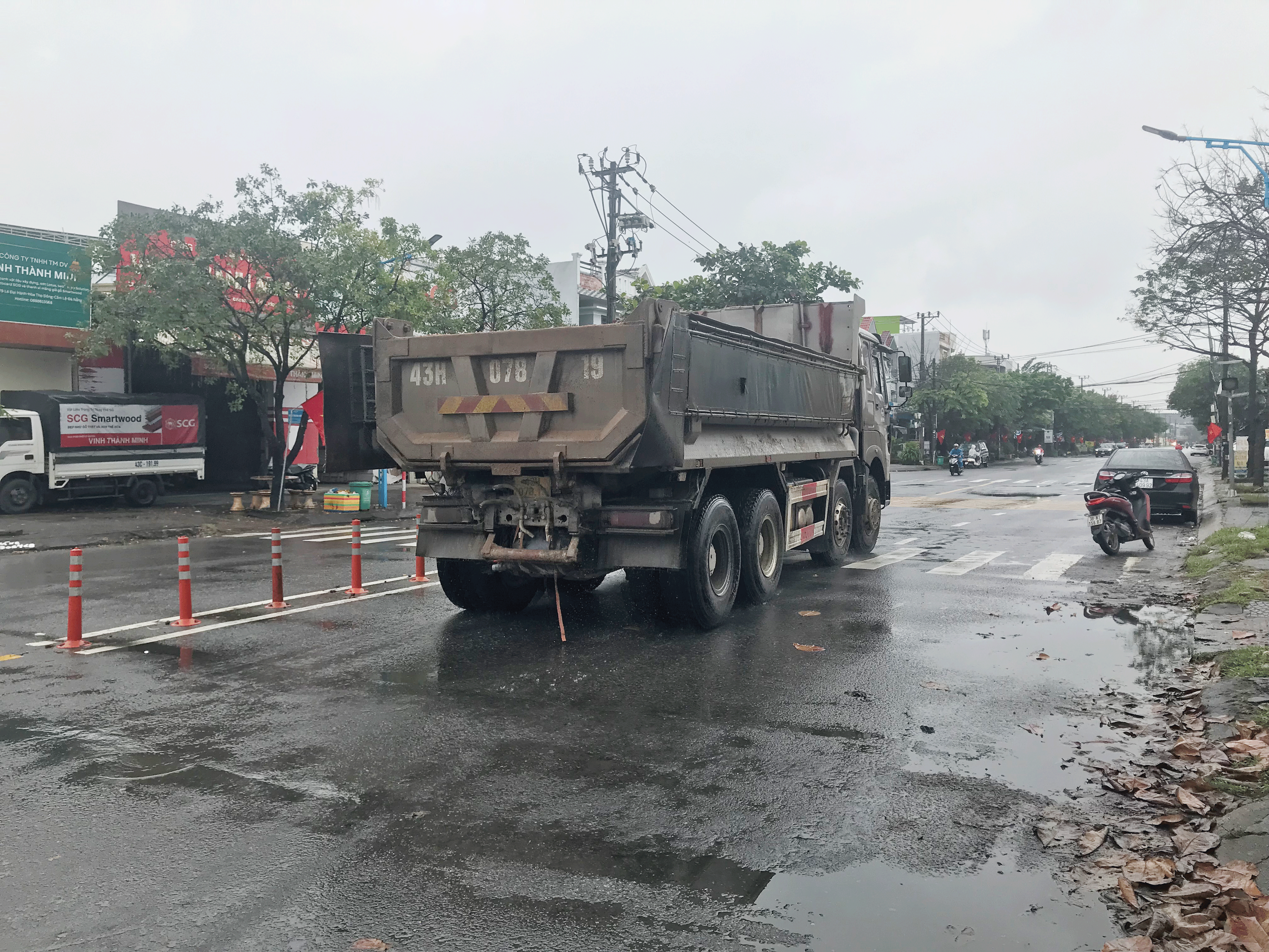 Xe tải chạy trong khung giờ cấm đường Nguyễn Phước Tần (phường Hòa Thọ Đông, quận Cẩm Lệ). Ảnh: KHÁNH HUYỀN