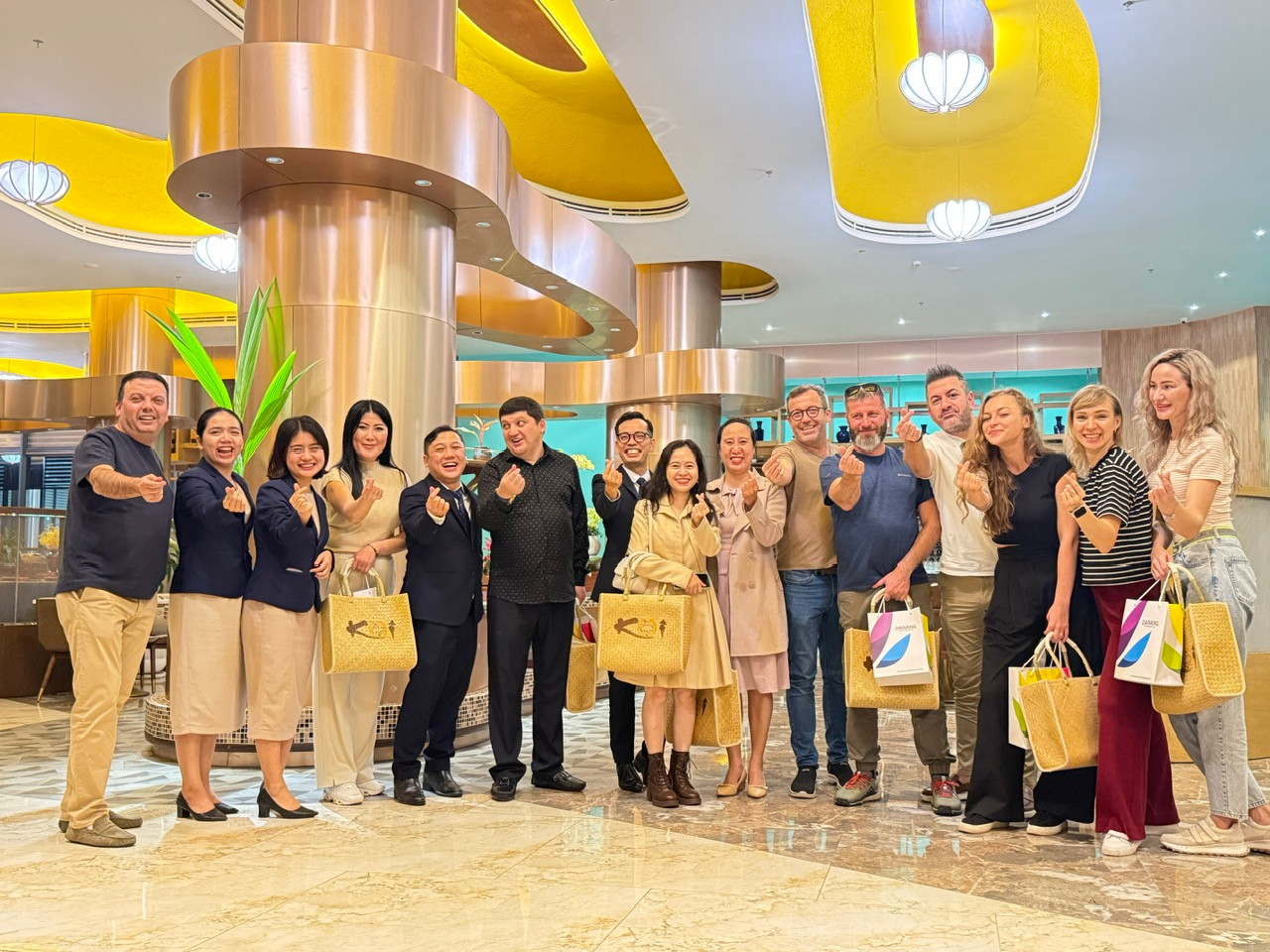 Đoàn famtrip lữ hành Cộng đồng các quốc gia độc lập gồm 6 đại diện các công ty lữ hành tại Kazakhstan và Uzbekistan đến tham quan, khảo sát tại Đà Nẵng. Ảnh: NGỌC HÀ