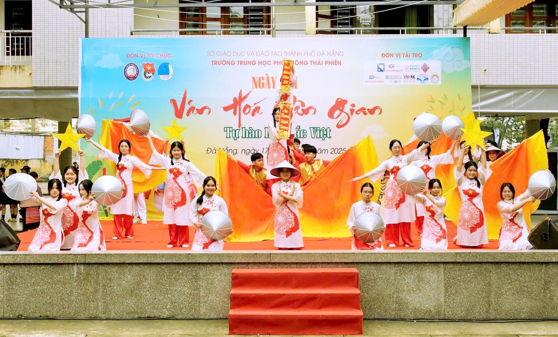 Học sinh nhà trường với những tiết mục biểu diễn đặc sắc.