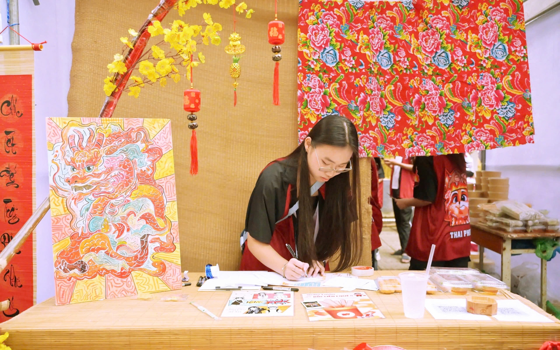 Học sinh nhà trường trải nghiệm không gian Tết xưa.