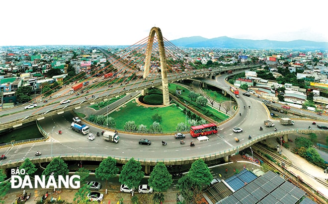 Cầu vượt ngã ba Huế, một trong những cửa ngõ giao thông quan trọng của thành phố. Ảnh: XUÂN TƯ