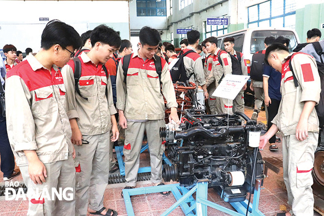 Sinh viên Trường Đại học Bách khoa được thực hành trên những thiết bị hiện đại. Ảnh: NGỌC HÀ