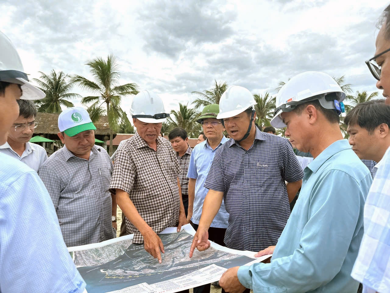 Bí thư Tỉnh ủy Lương Nguyễn Minh Triết kiểm tra tiến độ công trình trọng điểm. Ảnh: THÀNH CÔNG