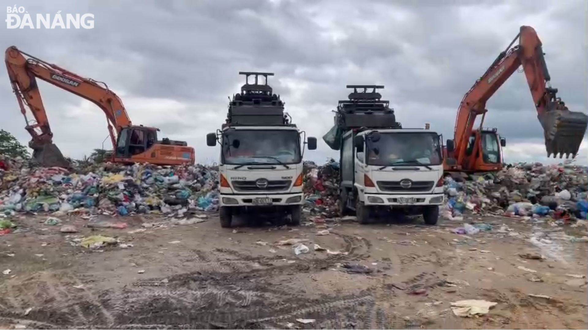 Công ty CP Môi trường đô thị Đà Nẵng thuê phương tiện cơ giới thiết lập các điểm tập kết rác tạm để đẩy nhanh tốc độ thu gom, vận chuyển rác. Ảnh: HOÀNG HIỆP