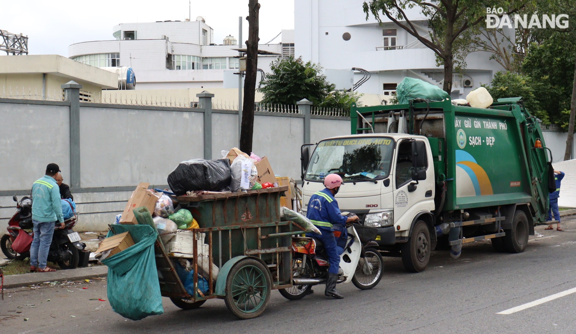Các phương tiện cơ giới và thô sơ được huy động toàn bộ để bảo đảm thu gom, vận chuyển rác gia tăng cao. Ảnh: HOÀNG HIỆP