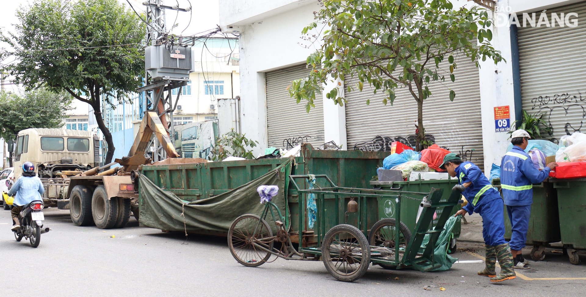 Xuồng chứa rác loại lớn và xe hooklift được huy động đến đường Võ Văn Tần để thuận tiện thu gom, vận chuyển rác. Ảnh: HOÀNG HIỆP