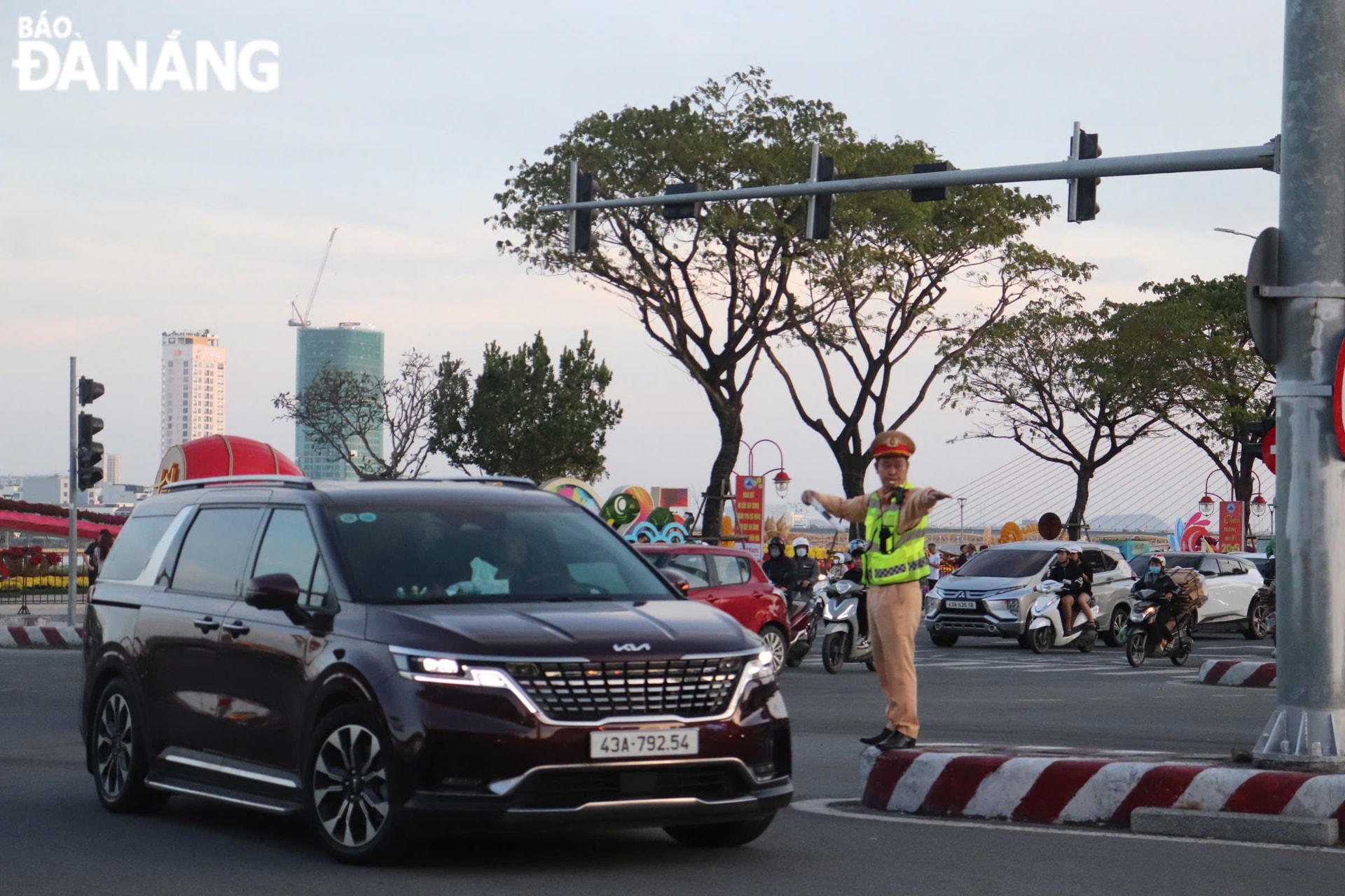Hoạt động góp phần giữ vững trật tự an toàn giao thông trên địa bàn thành phố để người dân đón Tết an toàn.