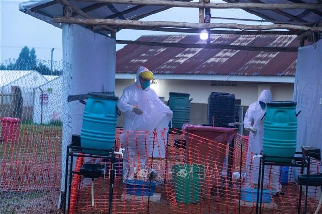 Các bác sĩ làm việc tại khu vực cách ly điều trị cho bệnh nhân nhiễm Ebola tại Mubende, Uganda. Ảnh tư liệu: AFP/TTXVN