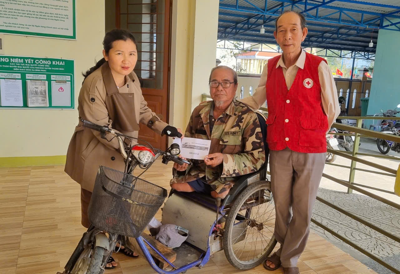 Giving gifts for the Lunar New Year of At Ty 2025 to the disadvantaged in Binh Phuc commune. Photo: H.N