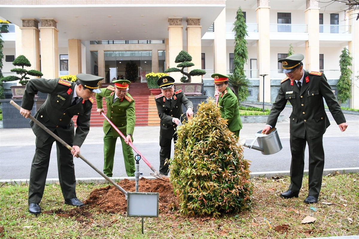 Lãnh đạo Công an tỉnh trồng cây tại khuôn viên Công an tỉnh