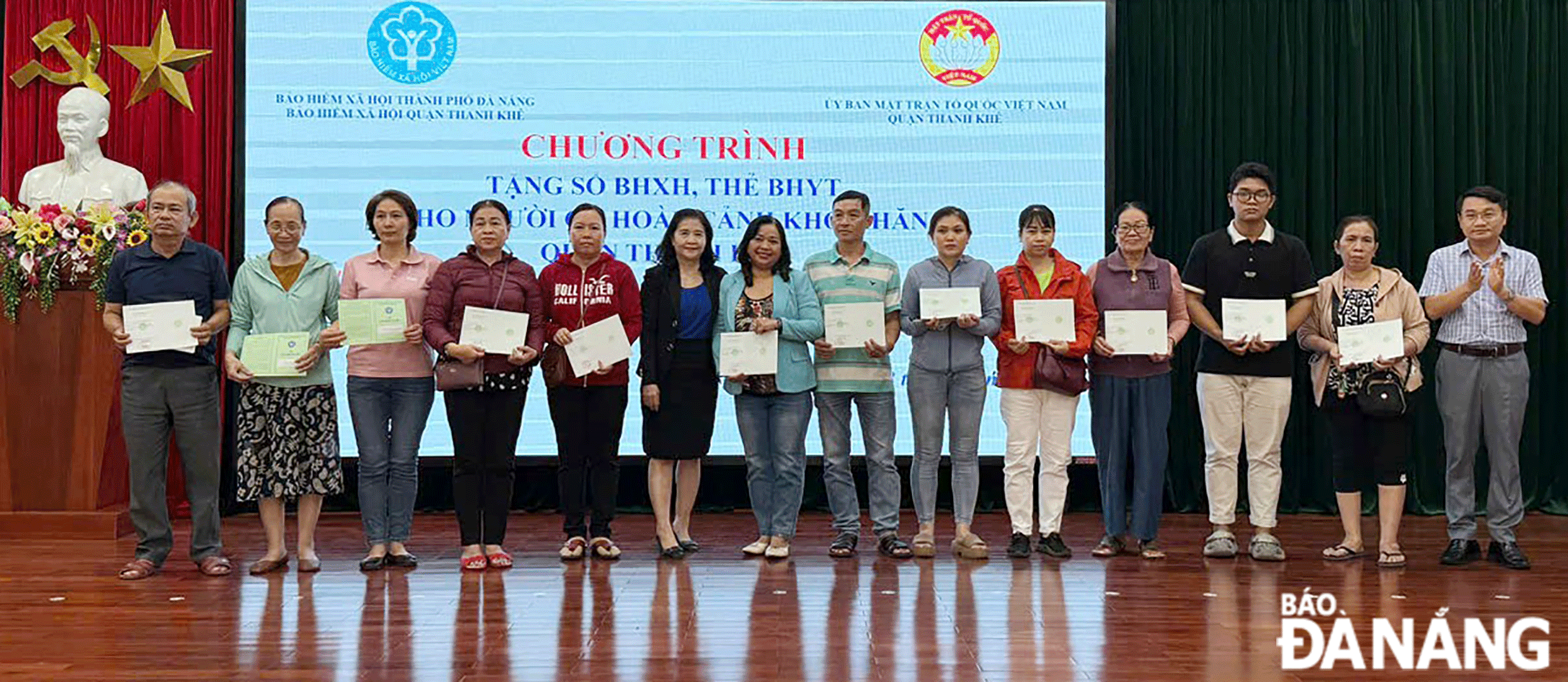 Ủy ban Mặt trận Tổ quốc Việt Nam quận Thanh Khê phối hợp Bảo hiểm xã hội quận trao sổ bảo hiểm xã hội và bảo hiểm y tế cho người có hoàn cảnh khó khăn trên địa bàn quận. Ảnh: VIỆT ÂN