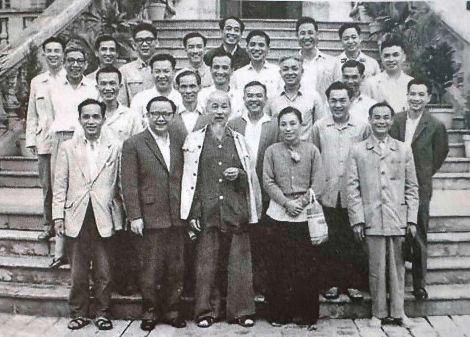 Chủ tịch Hồ Chí Minh và Đoàn cán bộ ngoại giao Mặt trận Dân tộc GPMN Việt Nam tháng 3.1966. Bà Nguyễn Thị Bình (hàng đầu thứ hai phải qua), Hoàng Bích Sơn đầu tiên hàng thứ hai từ phải sang