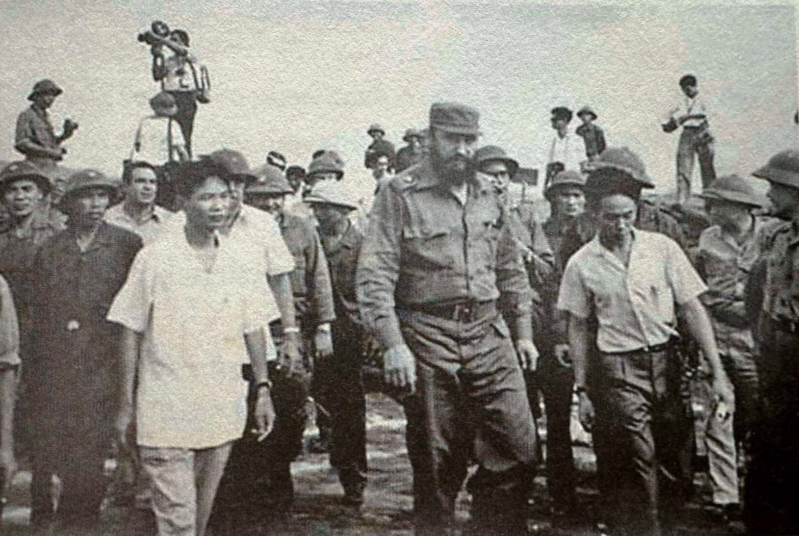 Chủ tịchFidel Castro thăm Quảng Trị tháng 9.1973. Đồng chí Hoàng Bích Sơn mặc áo trắng hàng đầu bên trái