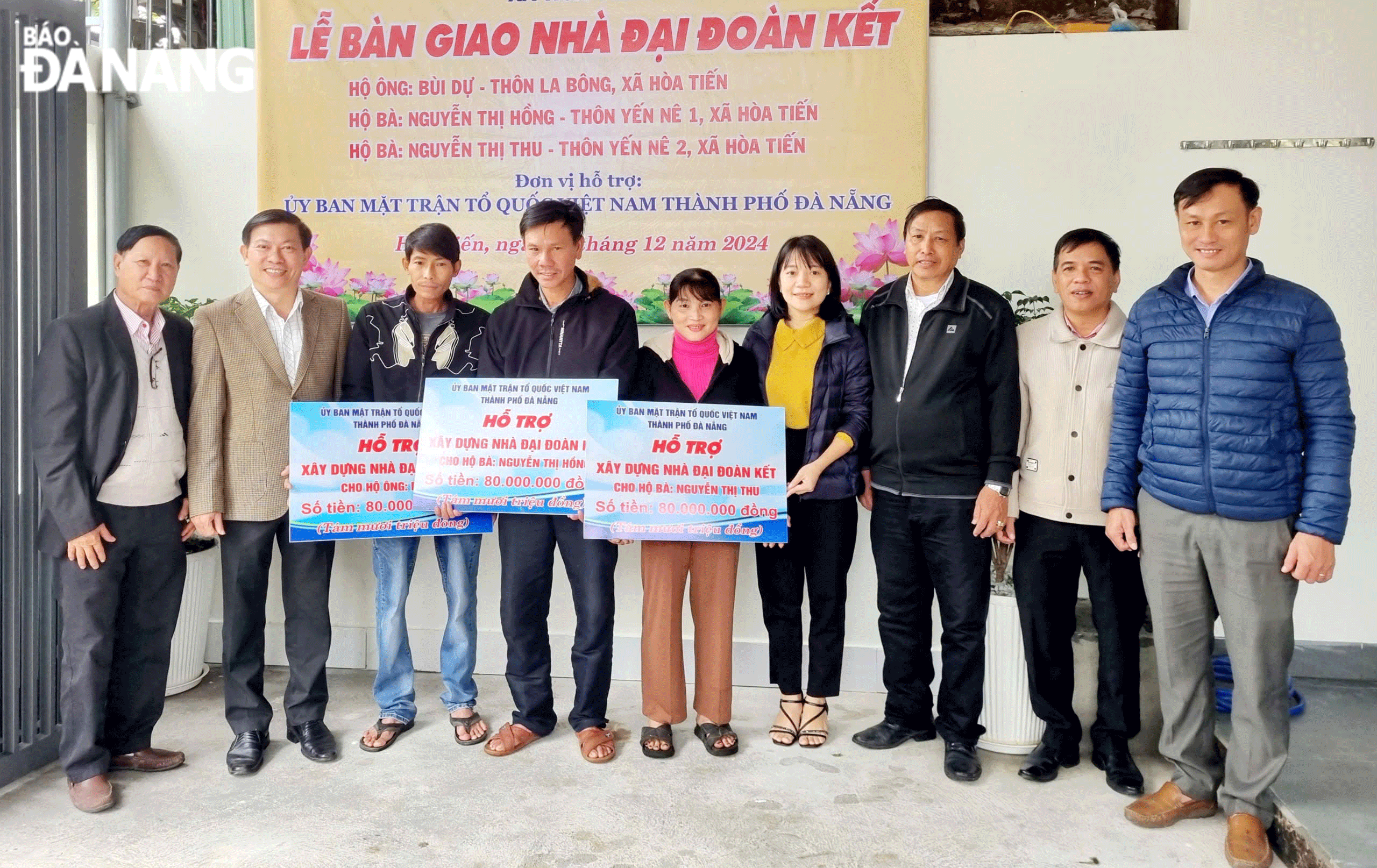 Nhiều gia đình đã được các cấp quan tâm, hỗ trợ xóa nhà tạm, nhà dột nát trên địa bàn thành phố. Trong ảnh: Các hộ gia đình tại Hòa Vang được bàn giao nhà đại đoàn kết. Ảnh: NHẬT HẠ