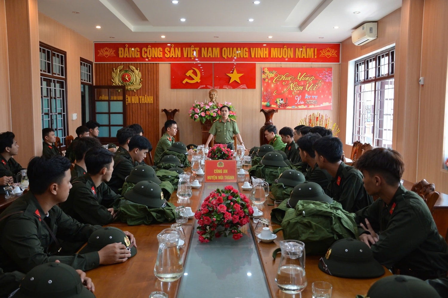 anh 3. Lanh dao Cong an huyen Nui Thanh gap mat