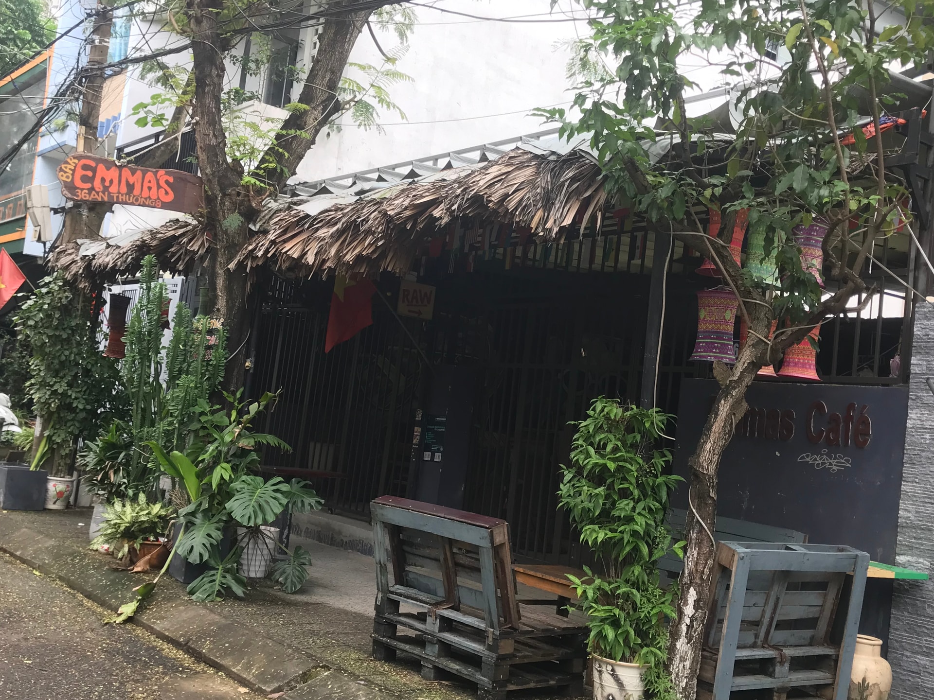 Người dân phản ánh quán Emmas Café tại địa chỉ 36-38 đường An Thượng 8 thường xuyên mở nhạc gây ồn về đêm. Ảnh: TIẾN DŨNG