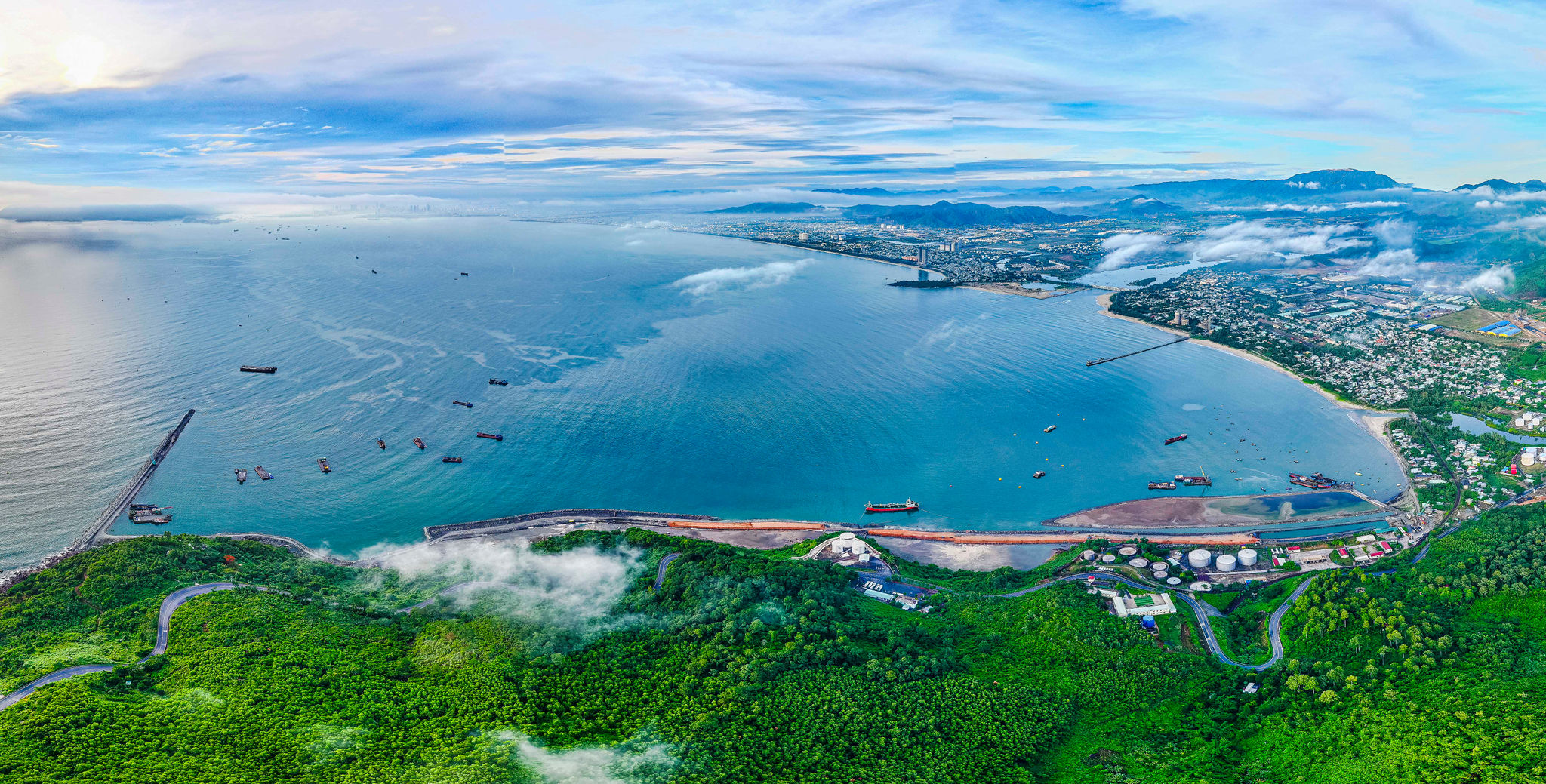 Là một trong những dự án trọng điểm của Đà Nẵng, Cảng Liên Chiểu được định hướng trở thành trung tâm logistics và cảng nước sâu lớn nhất miền Trung. Khi hoàn thành, cảng Liên Chiểu không chỉ thúc đẩy ngành vận tải biển mà còn tạo ra hàng nghìn việc làm cho lao động địa phương.