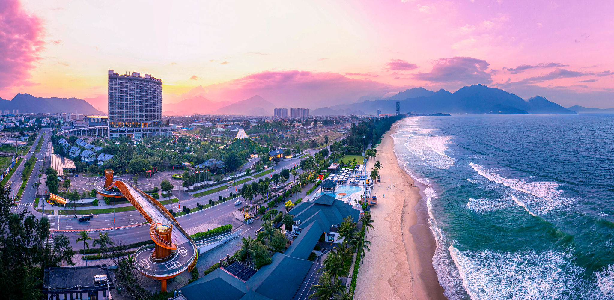 Không chỉ phát triển công nghiệp, phía Tây Bắc Đà Nẵng còn được định hướng trở thành một trung tâm du lịch với biển Xuân Thiều – một bãi biển hoang sơ nhưng đầy tiềm năng. Đặc biệt, khu vực này đang thu hút đầu tư từ Tập đoàn Mikazuki (Nhật Bản) với tổ hợp nghỉ dưỡng Da Nang Mikazuki Japanese Resorts & Spa. Dự án này có quy mô lớn với khách sạn 5 sao, công viên nước và khu spa cao cấp, góp phần đưa biển Xuân Thiều trở thành điểm đến hàng đầu về du lịch nghỉ dưỡng phong cách Nhật Bản tại Đà Nẵng.