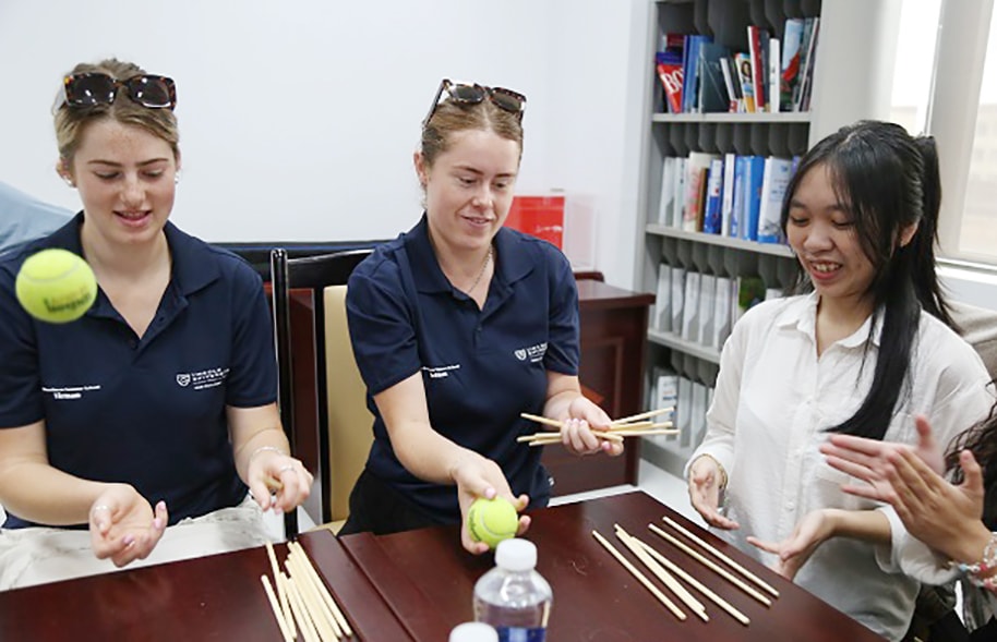 Các hoạt động giao lưu, hợp tác quốc tế giúp sinh viên có nhiều cơ hội tìm hiểu, trao đổi văn hóa, kiến thức. Trong ảnh: Sinh viên quốc tế giao lưu với sinh viên Trường Đại học Kinh tế (Đại học Đà Nẵng). Ảnh: THU HÀ