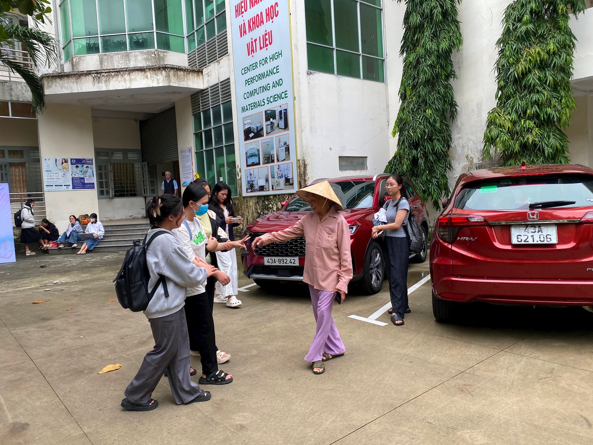 Những buổi tan trường luôn có bà ngoại chìa tay đón Lam đưa về căn phòng ấm cúng - Ảnh: CẨM PHÔ.