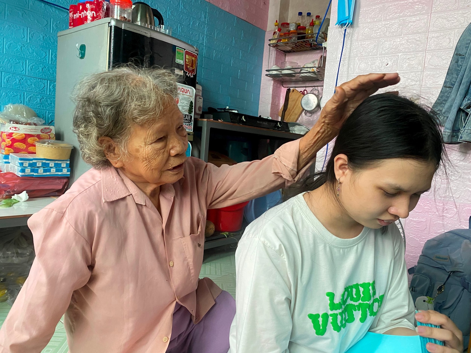 Bà Hồng và cháu gái trong hành trình đại học tại Đà Nẵng - Ảnh: CẨM PHÔ.