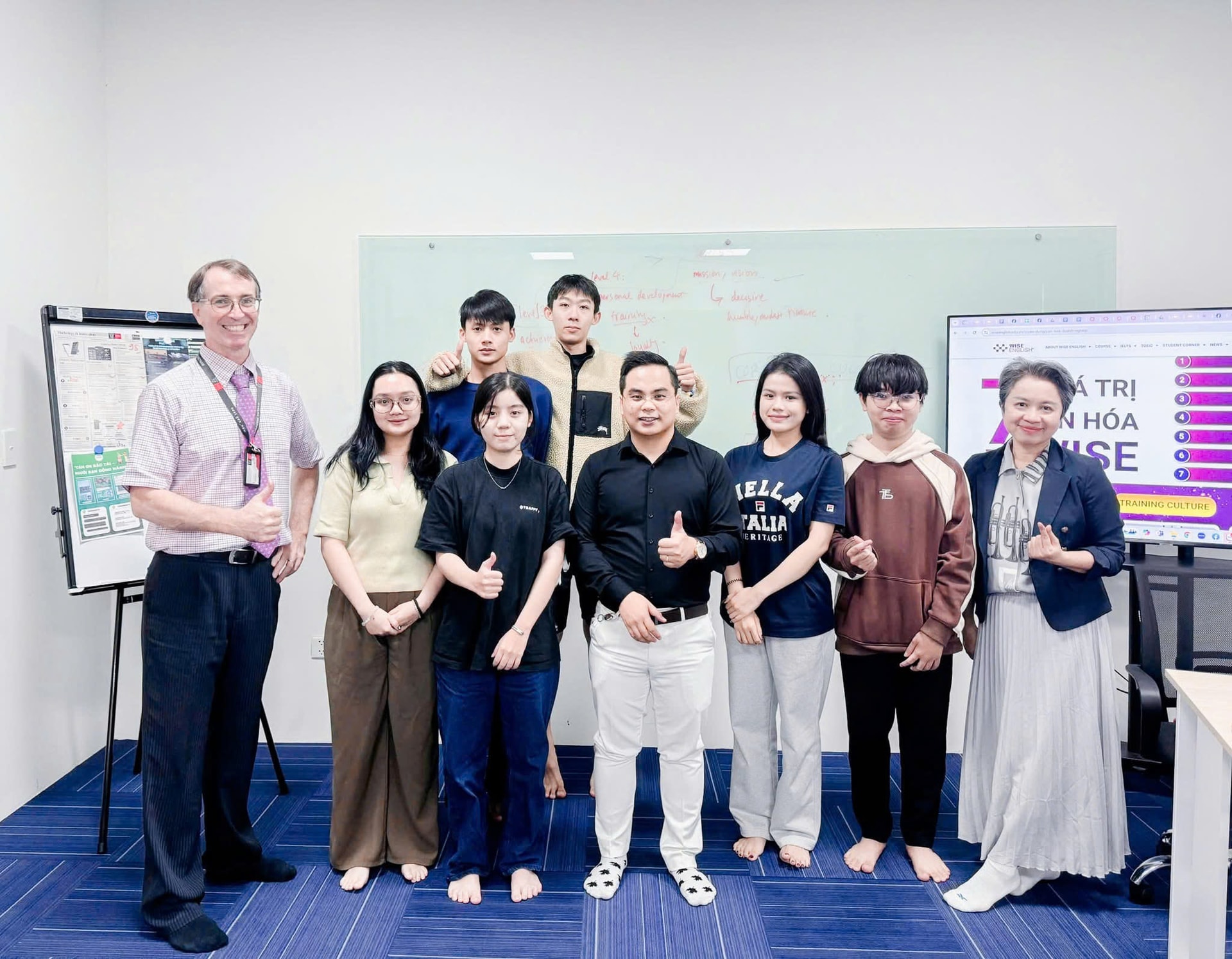 Bà Lê Mỹ Nga (bìa phải) tham gia trực tiếp lớp học dự án với mentor tại Swinburne Việt Nam, cơ sở Đà Nẵng. Ảnh: NVCC