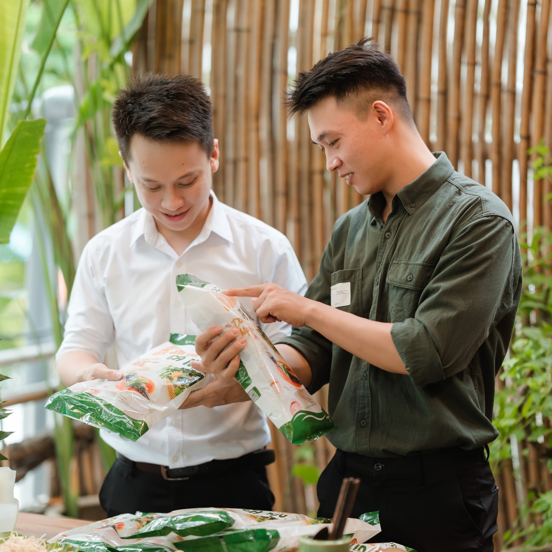 Đào Duy Tài (bên trái) và Nguyễn Trọng Hiếu tham gia bán hàng trực tuyến gây quỹ ủng hộ miền Bắc bị ảnh hưởng bão Yagi. Ảnh: L.P