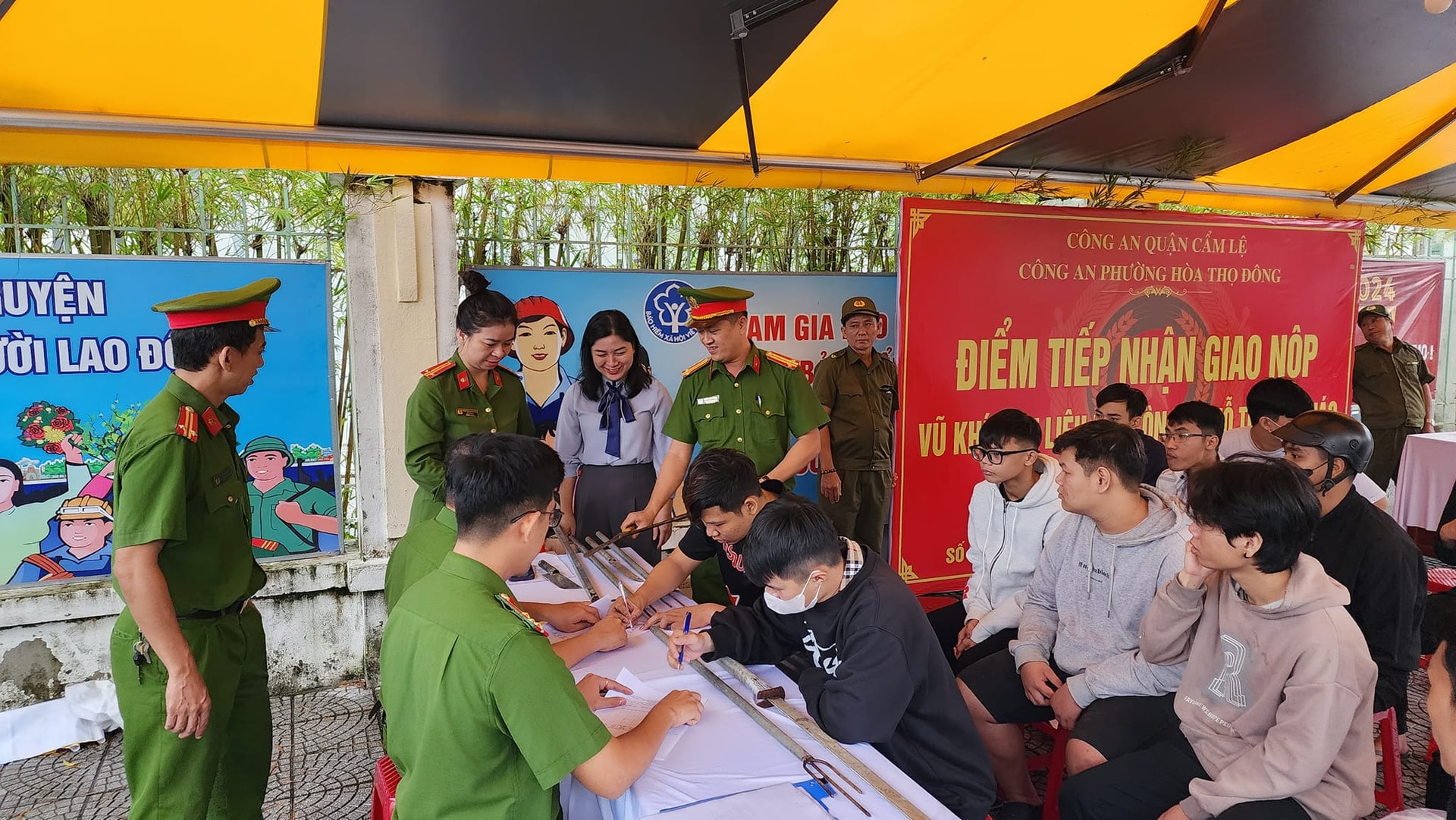 Công an phường Hòa Thọ Đông (quận Cẩm Lệ) vận động giao nộp vũ khí, vật liệu nổ, công cụ hỗ trợ và pháo đối với người dân, đặc biệt là thanh thiếu niên trên địa bàn. Ảnh: Đơn vị cung cấp