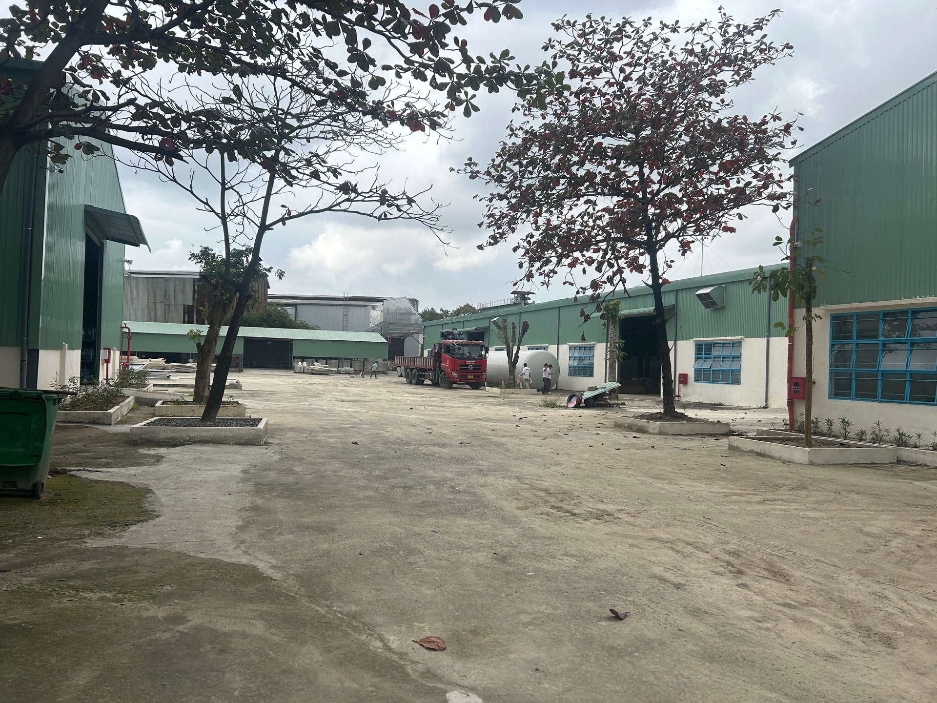 Người dân phản ánh Công ty Nitto Jokaso Việt Nam tại đường số 12 trong quá trình sản xuất phát tán mùi hôi gây ô nhiễm môi trường. Ảnh: TIẾN DŨNG