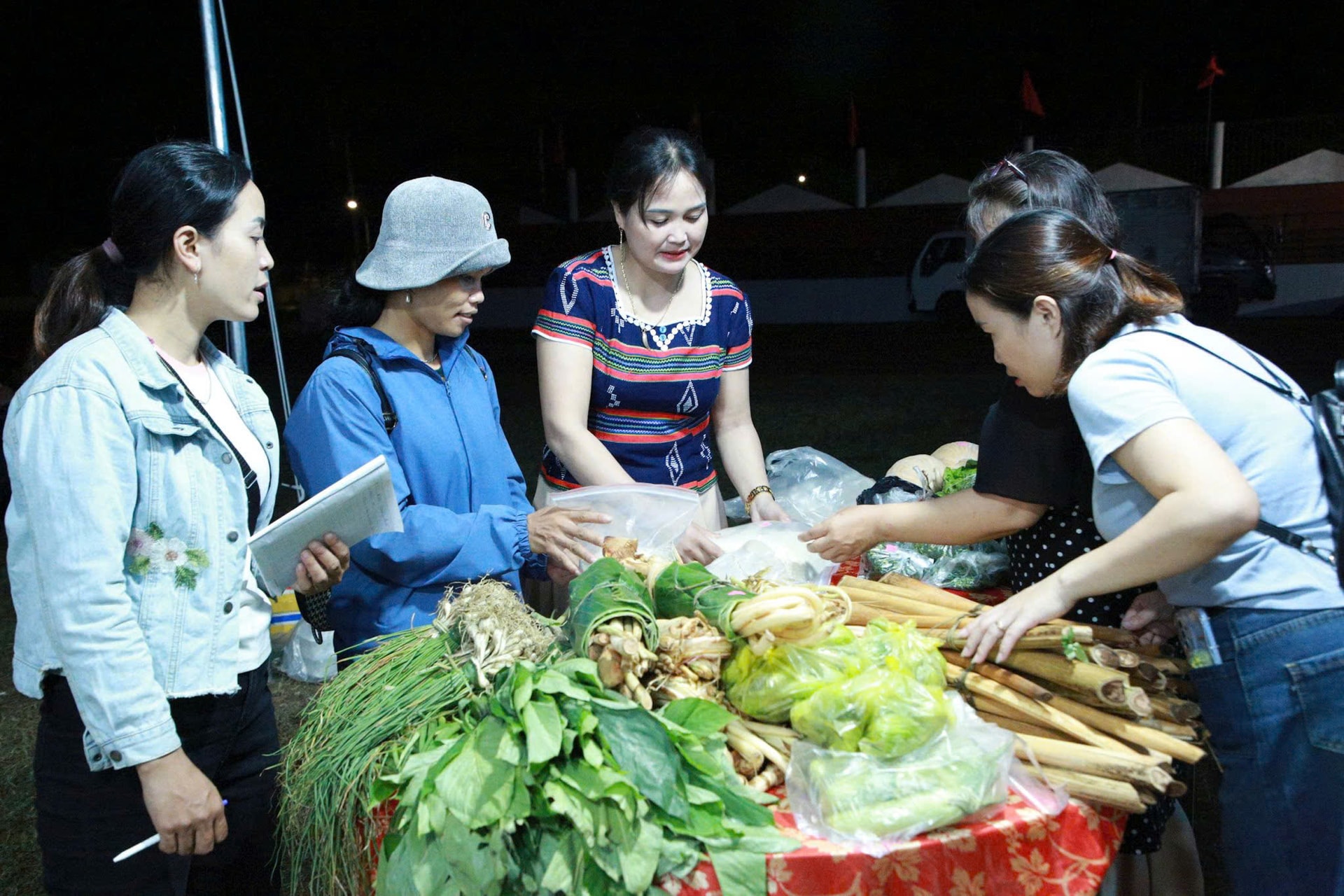 HÀNG NÔNG SẢN CHỢ ĐÊM