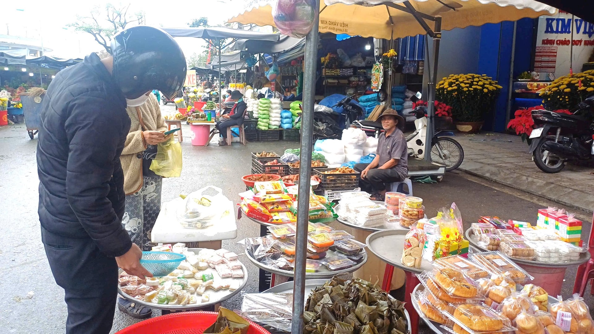 Bánh trái ngọt cũng được bày bán khá nhiều ở các chợ. Ảnh: N.Q