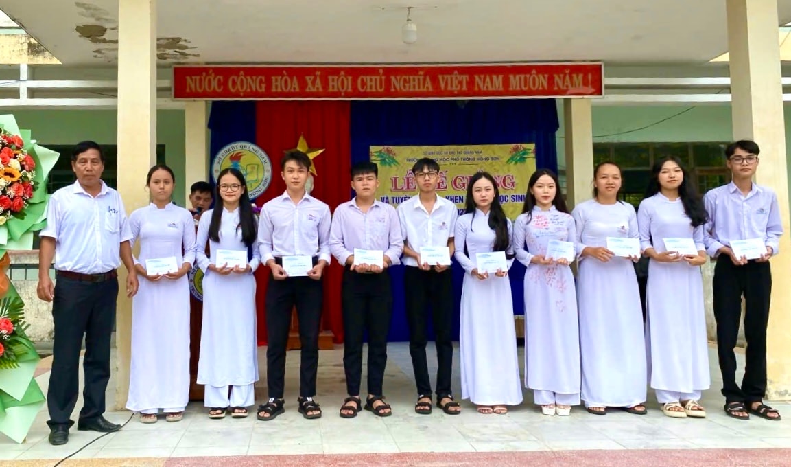 Thầy giáo Trinh Thanh Thu (Bìa Trái) trao học bổng cho học sinh khó khăn vươn lên trong học tập. Ảnh: MINH THÔNG