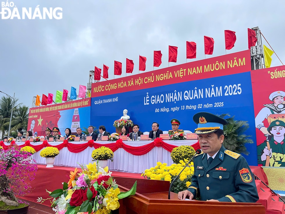 Thượng tá Trịnh Văn Thắng - Phó Tham mưu trưởng Sư đoàn Không quân 372 phát biểu nhận quân tại quận Thanh Khê, thành phố Đà Nẵng. Ảnh: 
