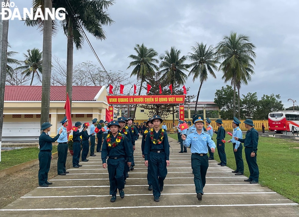 : Quảng cảnh buổi tiếp nhận chiến sĩ mới tại Tiểu đoàn Huân luyện Chiến sĩ mới, Sư đoàn Không quân 372.