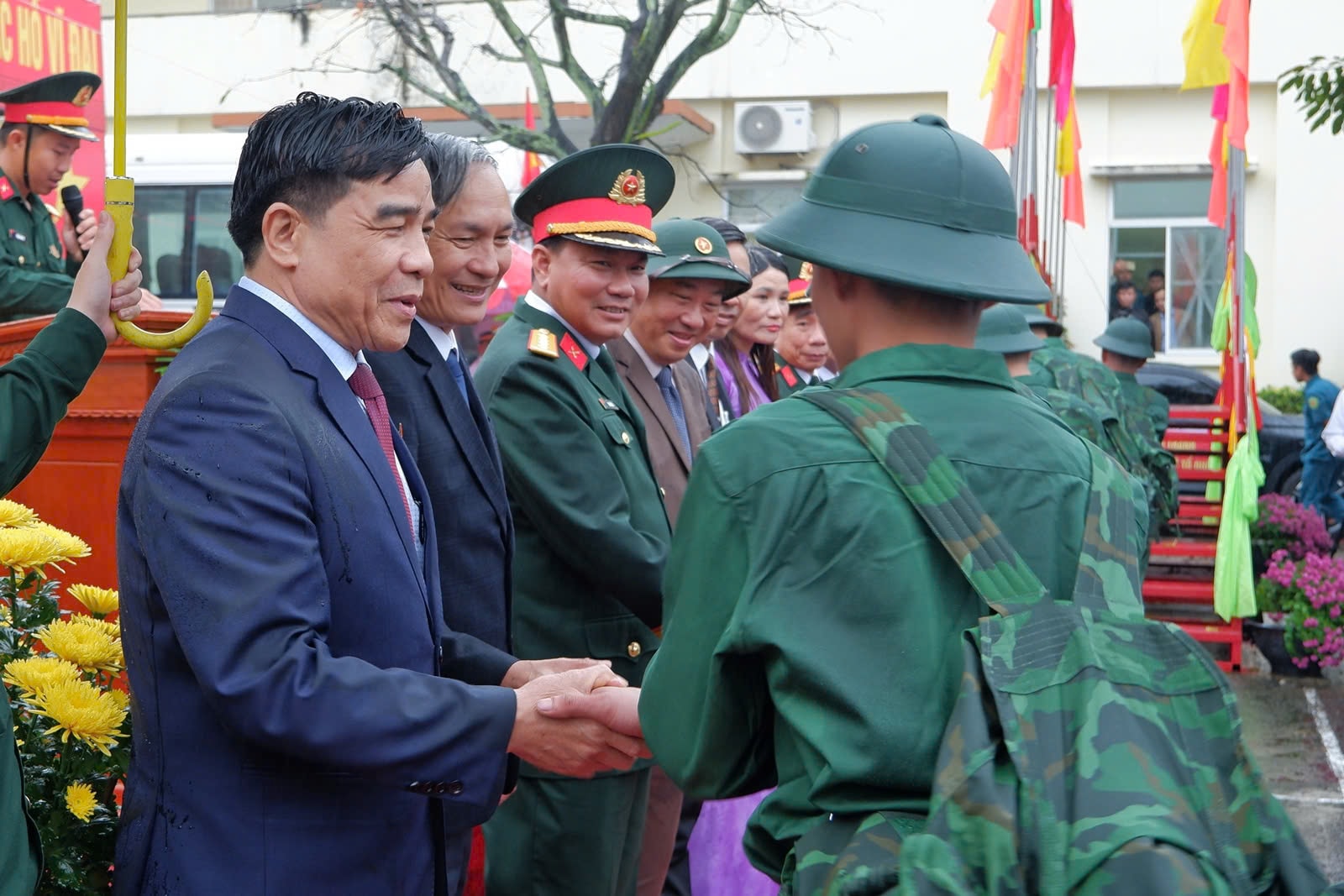 Đồng chí Lê Văn Dũng cùng lãnh đạo huyện Núi Thành động viên các tân binh. Ảnh HOÀNG ĐẠO