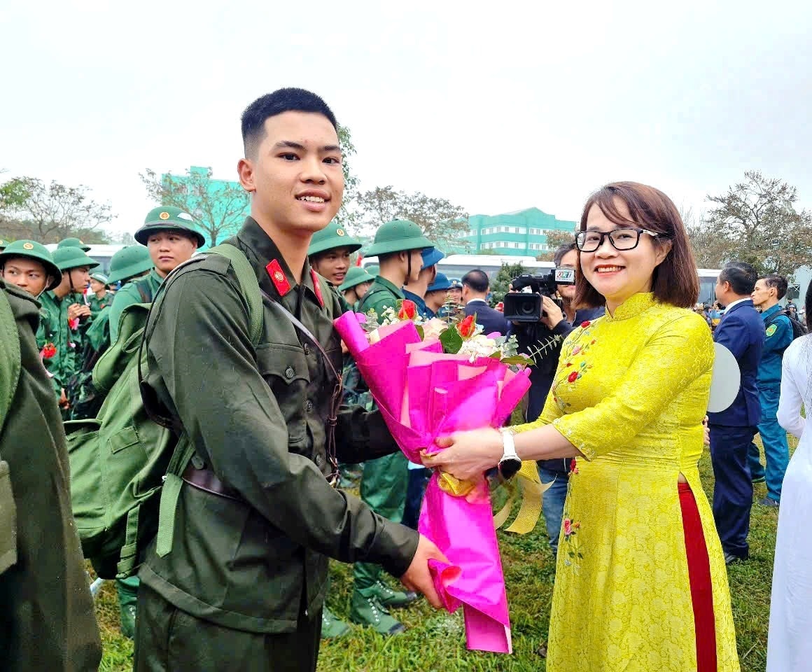 Đồng chí Trần Thị Kim Hoa - Chủ nhiệm Ủy ban Kiểm tra Tỉnh ủy Quảng Nam trao tặng hoa cho các tân binh. Ảnh HOÀNG LIÊN