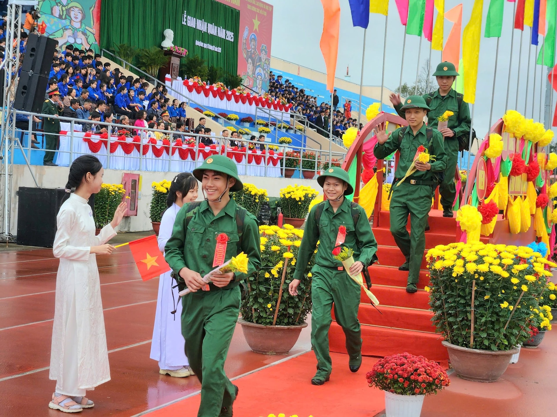 Nụ cười tân binh khi qua cầu vinh quang lên đường nhập ngũ. Ảnh: QUỐC TUẤN