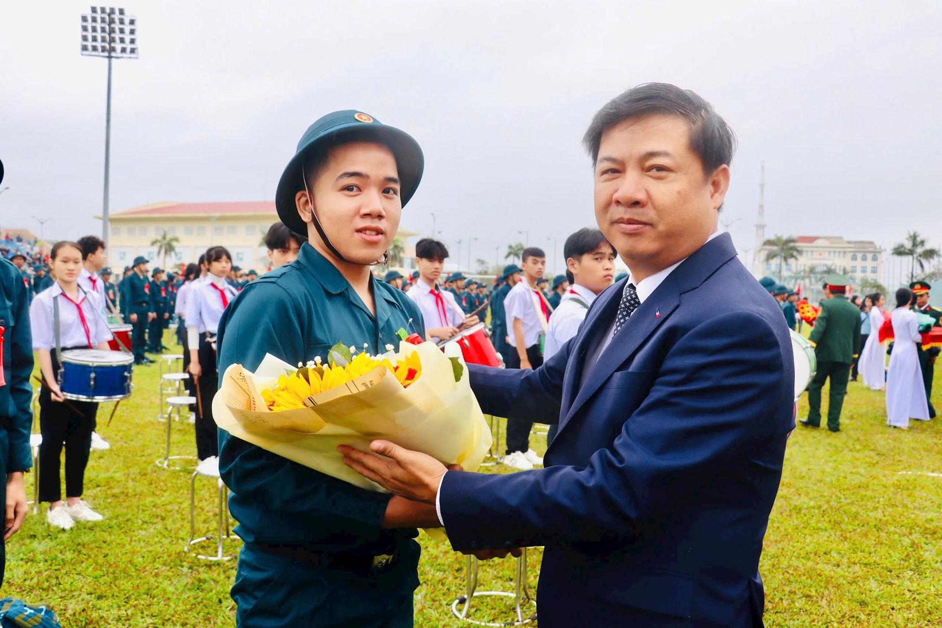 Bí thư Tỉnh ủy Lương Nguyễn Minh Triết tặng hoa động viên tân binh lên đường nhập ngũ. Ảnh: QUỐC TUẤN