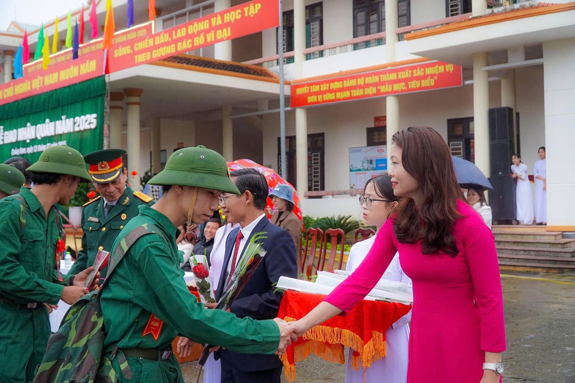 Lãnh đạo các đơn vị, địa phương động viên thanh niên lên đường nhập ngũ. Ảnh VĂN TÙNG