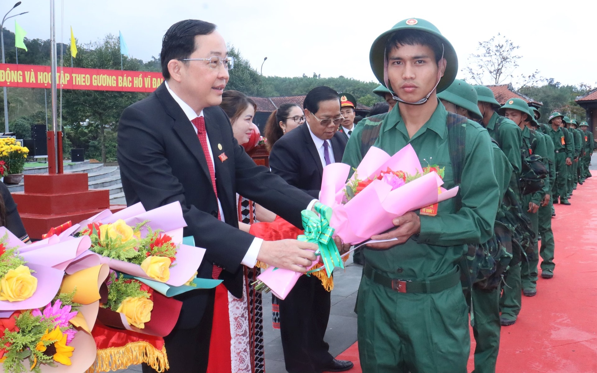 Lãnh đạo huyện Tây Giang tặng hoa động viên thanh niên lên đường nhập ngũ. Ảnh HIỀN THÚY