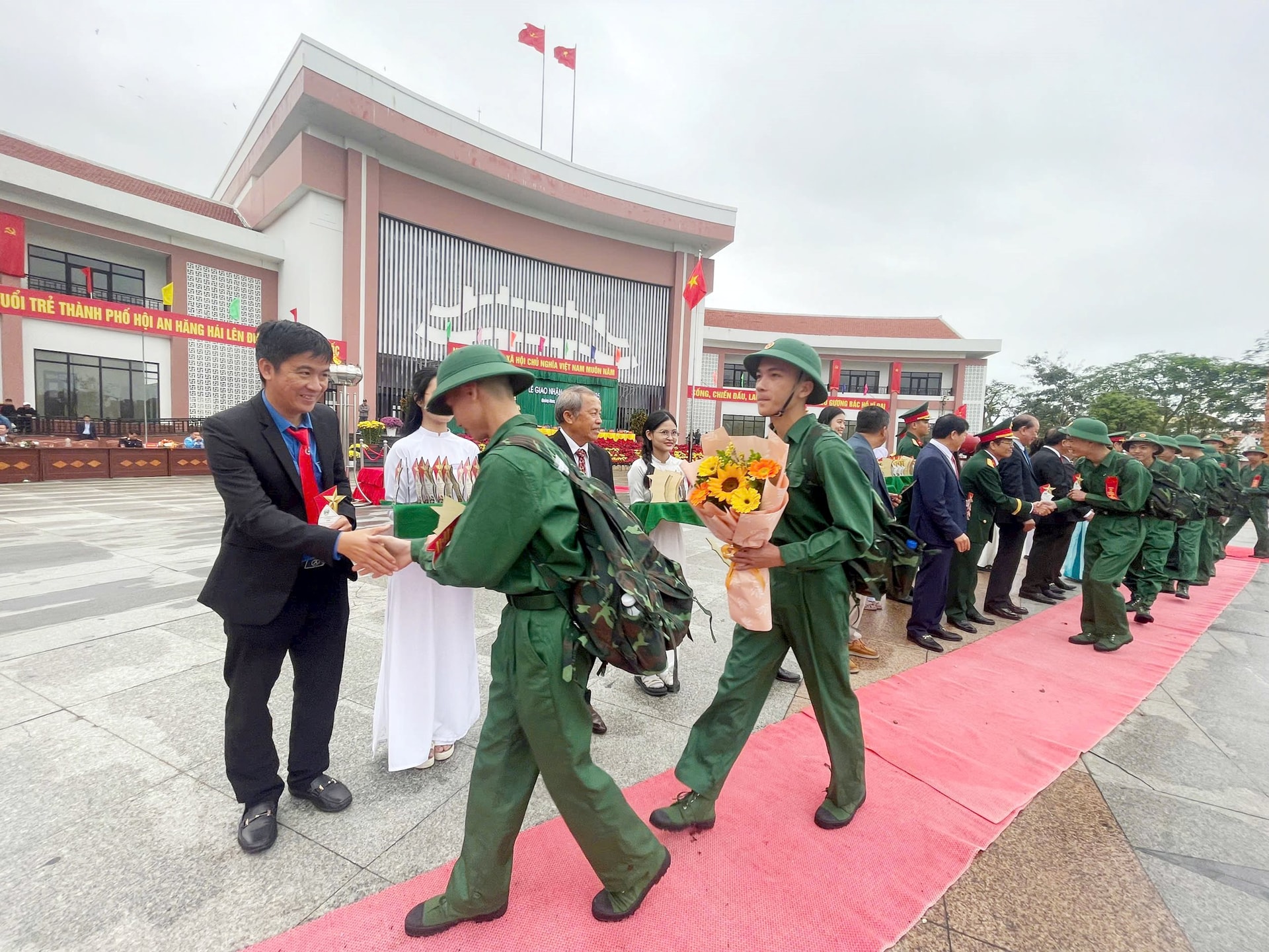 Lãnh đạo TP.Hội An động viên các tân binh trước khi lên đường nhập ngũ. Ảnh Lê Hiền