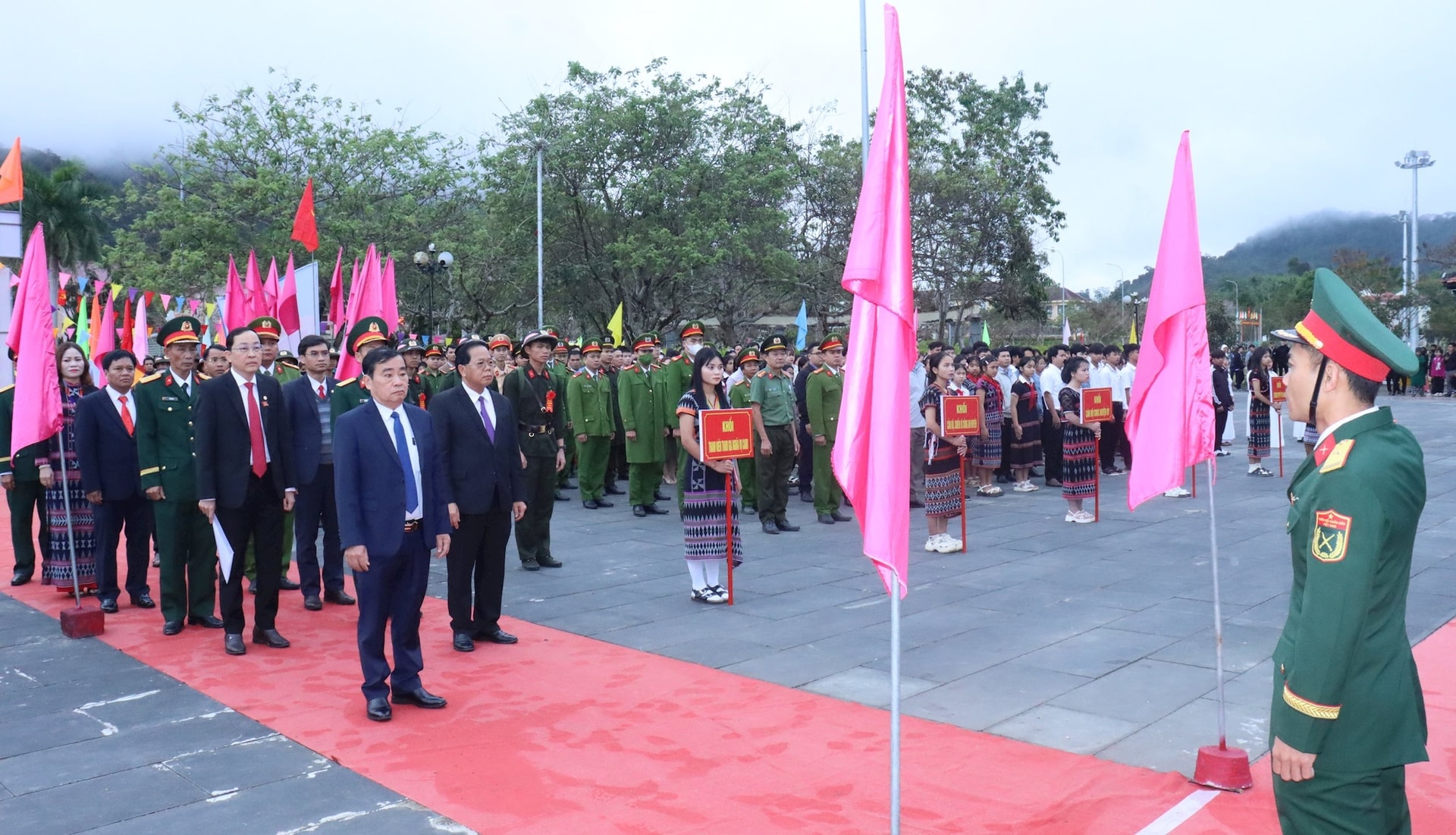 Lễ giao nhận quân tại huyện Tây Giang. Ảnh HIỀN THÚY