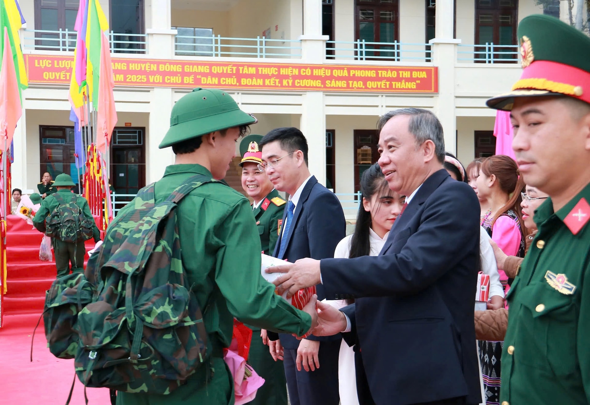 Phó Chủ tịch HĐND tỉnh Trần Xuân Vinh tặng quà động viên tân binh. Ảnh VA RA