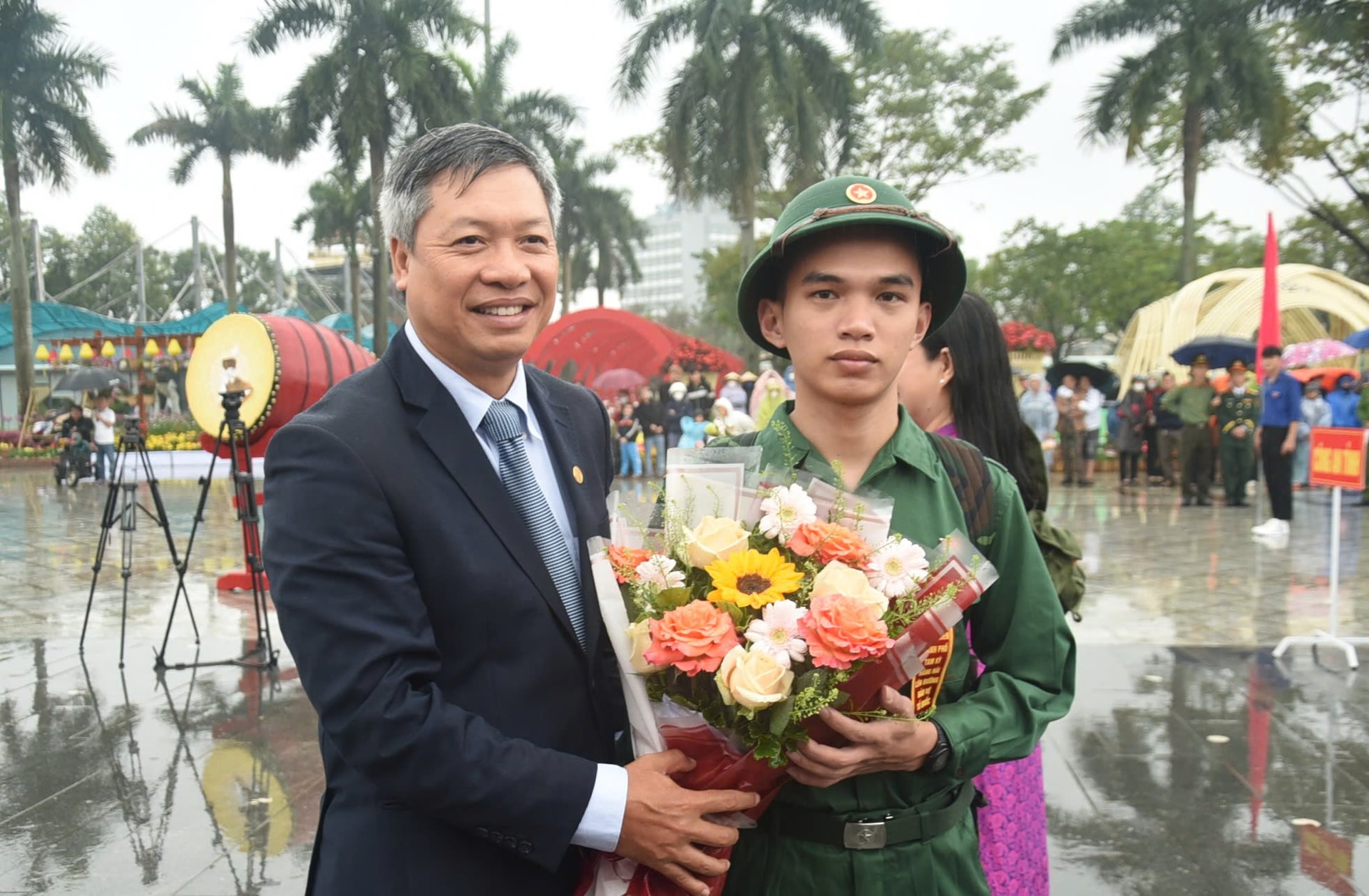 Phó Chủ tịch UBND tỉnh Hồ Quang Bửu tặng hoa động viên thanh niên Tam Kỳ. Ảnh XUÂN PHÚ