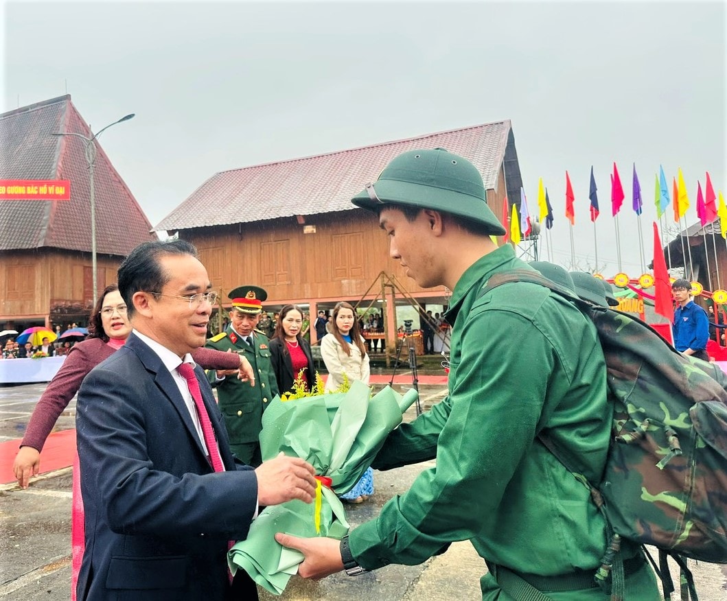 Phó Chủ tịch UBND tỉnh Trần Anh Tuấn tặng hoa chúc mừng các tân binh. Ảnh THÚY VÂN