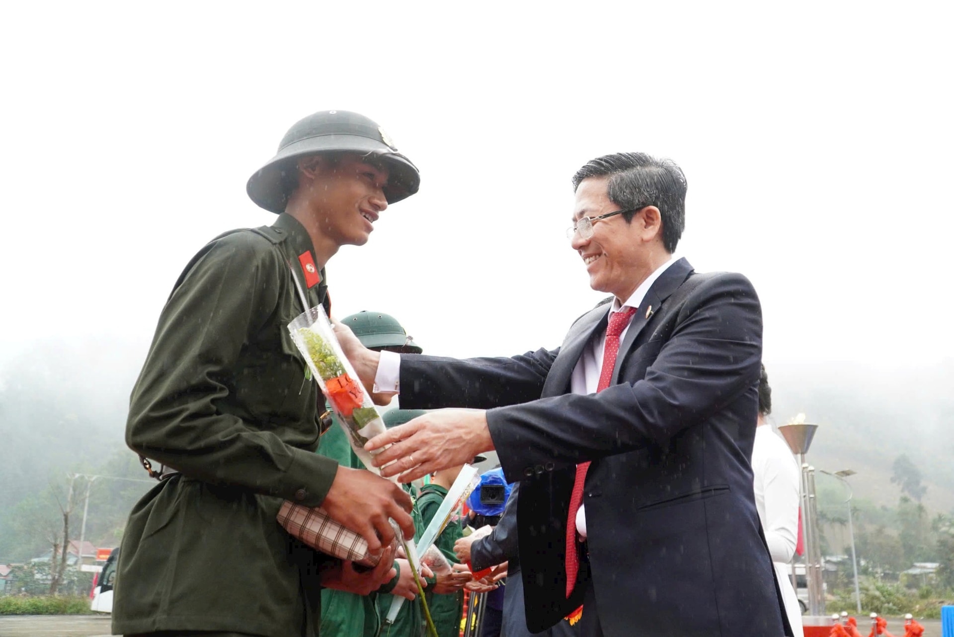 Phó Chủ tịch UBND tỉnh Trần Nam Hưng tặng hoa động viên tân binh lên đường nhập ngũ. Ảnh HỒ QUÂN