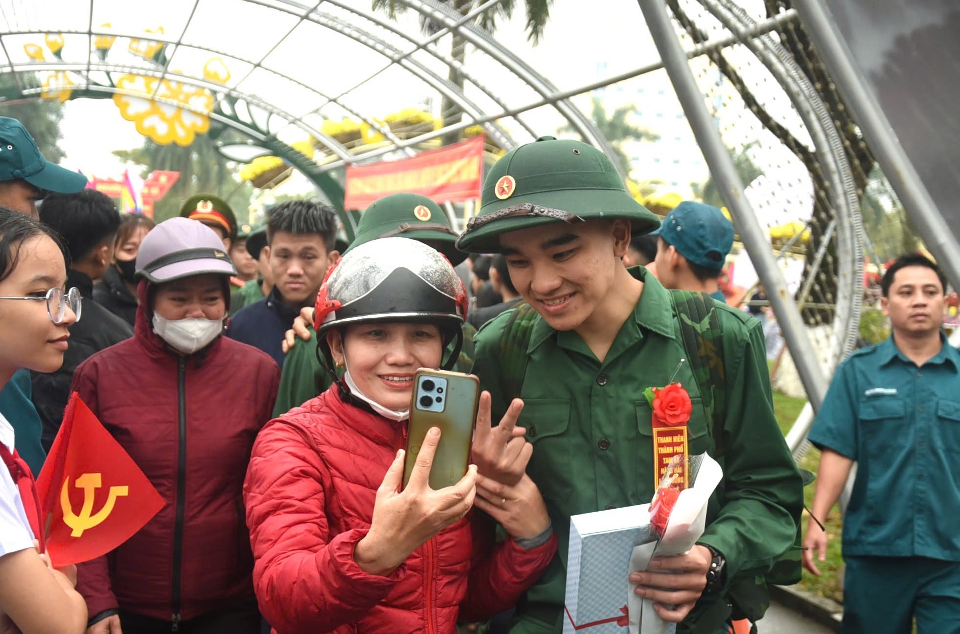 Thanh niên Hồ Ngọc Quân tình nguyên lên đường nhập ngũ. Ảnh XUÂN PHÚ