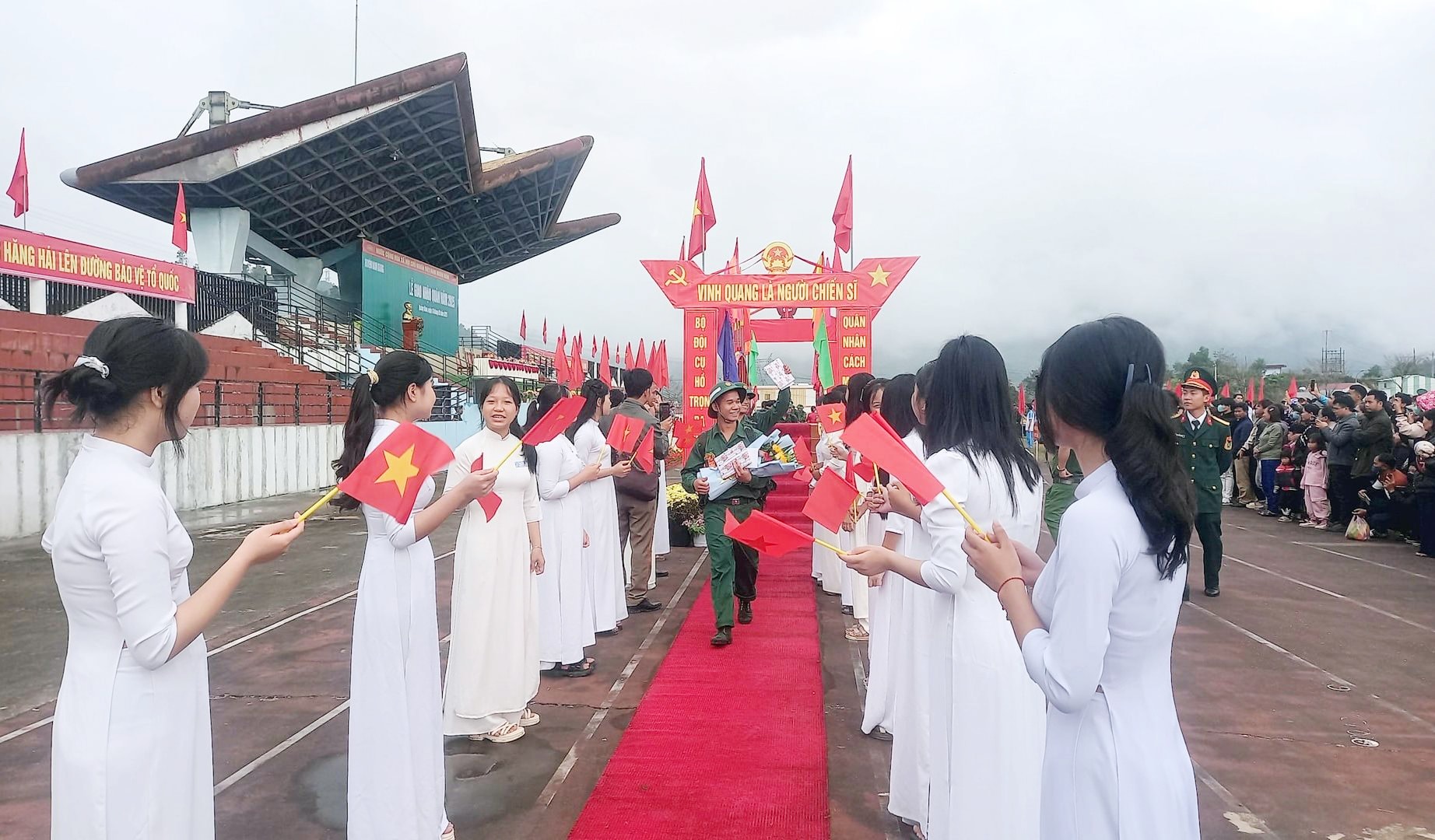 Thanh niên huyện Nam Giang hăng hái lên đường nhập ngũ. Ảnh VĂN KHANH